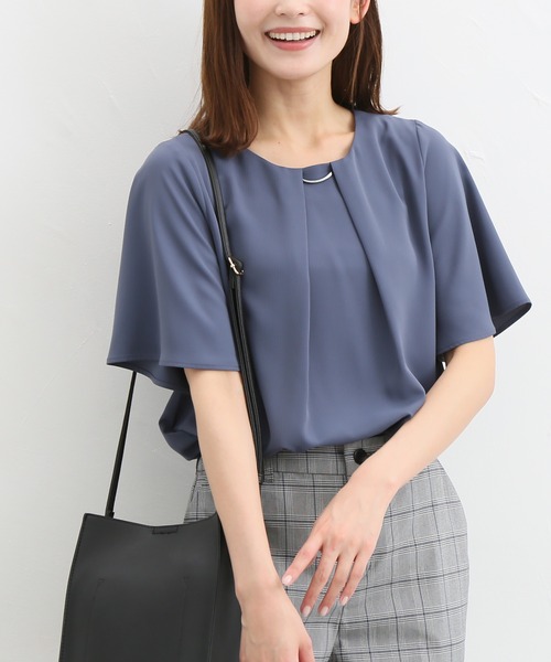 Honeys（ハニーズ）の「メタルパーツ付ブラウス（シャツ/ブラウス・レディース・モカ/グリーン/ブルー系その他/グレイッシュベージュ/ホワイト/ネイビー・S/LL/L/M/3L）」の6枚目の写真