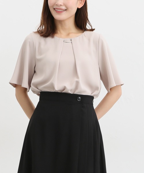 Honeys（ハニーズ）の「メタルパーツ付ブラウス（シャツ/ブラウス・レディース・モカ/グリーン/ブルー系その他/グレイッシュベージュ/ホワイト/ネイビー・S/LL/L/M/3L）」の4枚目の写真