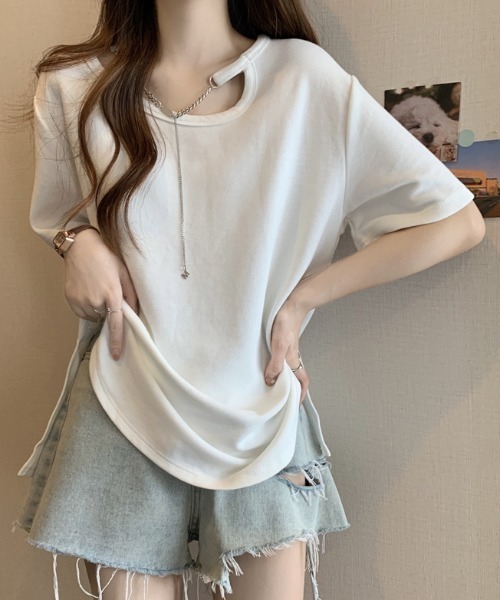 deux amour（ドゥーザムール）の「チェーン付きクルーネック半袖Tシャツ（Tシャツ/カットソー・レディース・ホワイト/ブラック/パープル/モカ/グレー・FREE）」の2枚目の写真