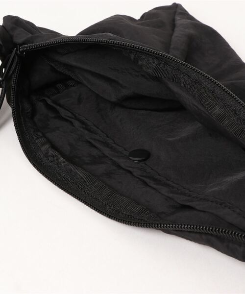 DISCOAT(ディスコート)の「パッカブル撥水加工トライアングルバッグ(ボディバッグ/ウエストポーチ・レディース・ブルー/ホワイト/ブラック・FREE)」の4枚目の写真