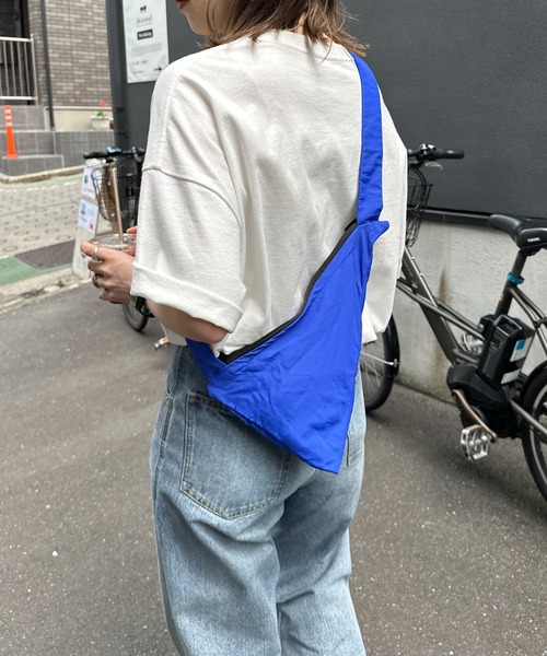 DISCOAT(ディスコート)の「パッカブル撥水加工トライアングルバッグ(ボディバッグ/ウエストポーチ・レディース・ブルー/ホワイト/ブラック・FREE)」の17枚目の写真