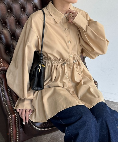 Thevon(ゼボン)の「ウエストドロストギャザーシャツ(シャツ/ブラウス・レディース・ベージュ/カーキ/オフホワイト/ブルー・FREE)」の3枚目の写真