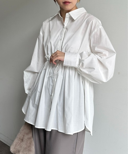 Thevon(ゼボン)の「ウエストドロストギャザーシャツ(シャツ/ブラウス・レディース・ベージュ/カーキ/オフホワイト/ブルー・FREE)」の2枚目の写真