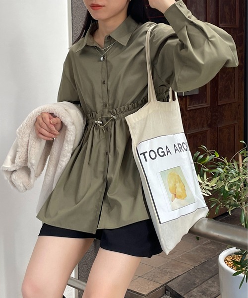 Thevon(ゼボン)の「ウエストドロストギャザーシャツ(シャツ/ブラウス・レディース・ベージュ/カーキ/オフホワイト/ブルー・FREE)」の4枚目の写真