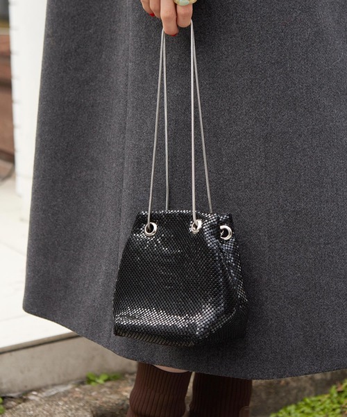 w closet（ダブルクローゼット）の「巾着キラキラバッグ（ハンドバッグ・レディース・シルバー/ブラック・FREE）」の2枚目の写真