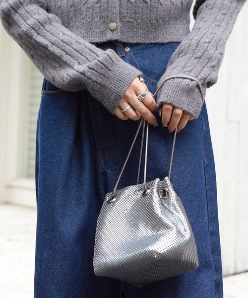 w closet（ダブルクローゼット）の「巾着キラキラバッグ（ハンドバッグ・レディース・シルバー/ブラック・FREE）」の5枚目の写真