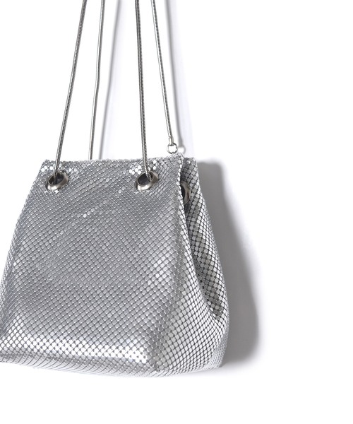 w closet（ダブルクローゼット）の「巾着キラキラバッグ（ハンドバッグ・レディース・シルバー/ブラック・FREE）」の4枚目の写真