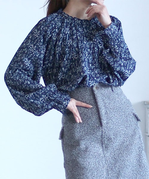 GOLDJAPAN(ゴールドジャパン)の「花柄シャーリングブラウス【大きいサイズ対応】(シャツ/ブラウス・レディース・ネイビー/ブラック/オフホワイト・LL/3L/4L/5L)」の1枚目の写真