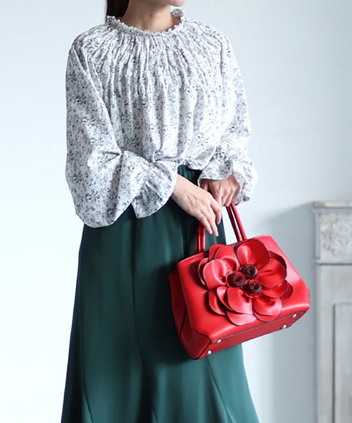 GOLDJAPAN(ゴールドジャパン)の「花柄シャーリングブラウス【大きいサイズ対応】(シャツ/ブラウス・レディース・ネイビー/ブラック/オフホワイト・LL/3L/4L/5L)」の2枚目の写真