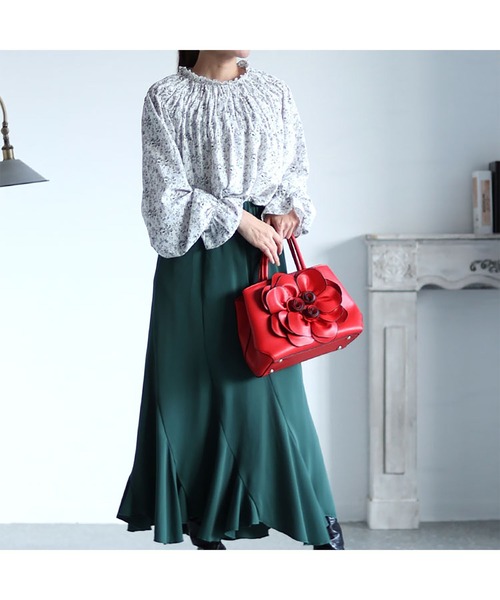 GOLDJAPAN(ゴールドジャパン)の「花柄シャーリングブラウス【大きいサイズ対応】(シャツ/ブラウス・レディース・ネイビー/ブラック/オフホワイト・LL/3L/4L/5L)」の10枚目の写真