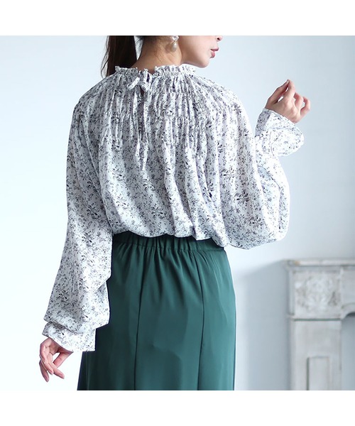 GOLDJAPAN(ゴールドジャパン)の「花柄シャーリングブラウス【大きいサイズ対応】(シャツ/ブラウス・レディース・ネイビー/ブラック/オフホワイト・LL/3L/4L/5L)」の11枚目の写真
