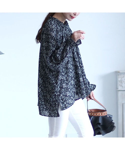 GOLDJAPAN(ゴールドジャパン)の「花柄シャーリングブラウス【大きいサイズ対応】(シャツ/ブラウス・レディース・ネイビー/ブラック/オフホワイト・LL/3L/4L/5L)」の13枚目の写真
