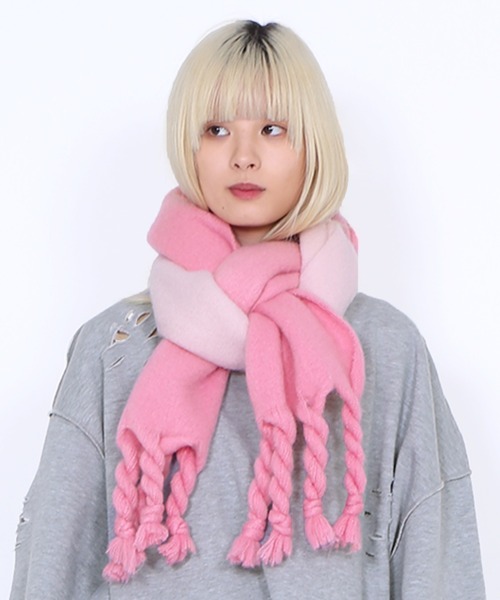 PUNYUS(プニュズ)の「グラデーションツイストマフラー(マフラー・レディース・ピンク/グリーン/ベージュ/ブルー/グレー・FREE)」の5枚目の写真