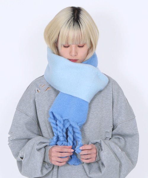 PUNYUS(プニュズ)の「グラデーションツイストマフラー(マフラー・レディース・ピンク/グリーン/ベージュ/ブルー/グレー・FREE)」の4枚目の写真