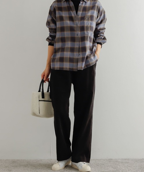 URBAN RESEARCH DOORS（アーバンリサーチドアーズ）の「『URTECH』コーデュロイイージーパンツ（その他パンツ・レディース・チャコールグレー/グリーン/ベージュ系その他・MEDIUM）」の2枚目の写真