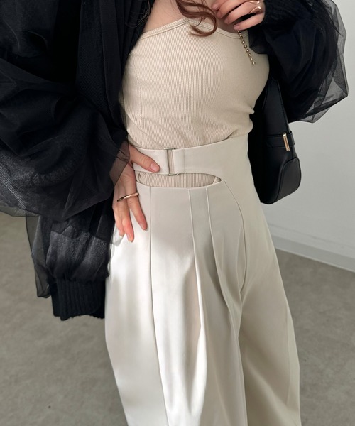 junoah(ジュノア)の「ハイウエストカットパンツ(スラックス・レディース・アイボリー/ダークベージュ/ブラック・MEDIUM/X-LARGE/LARGE)」の1枚目の写真