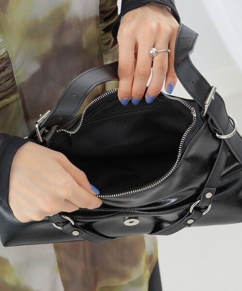 Ray BEAMS（レイビームス）の「Ray BEAMS / ギャザー ベルト バッグ（ハンドバッグ・レディース・ブラック/ブルー系その他4・ONE SIZE）」の4枚目の写真