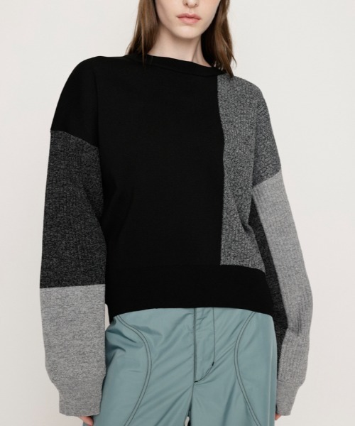 SLY（スライ）の「BLOCKING LIGHT KNIT TOPS ブロッキング ライト ニット トップス（ニット/セーター・レディース・ブルー系その他/ブラック系その他2/ホワイト系その他2・FREE）」の2枚目の写真