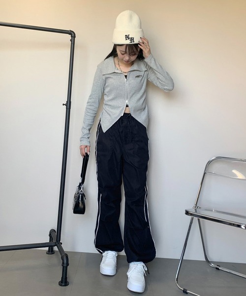 non-hedge(ノンヘッジ)の「プレート付ジップドロストショート丈トップス(Tシャツ/カットソー・レディース・グレー/オフホワイト/ブラック・FREE)」の4枚目の写真