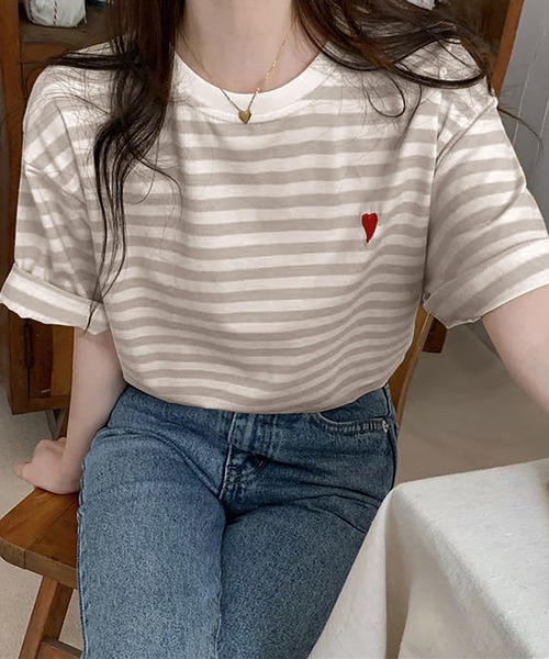 Bifrost(ビフレスト)の「ハートのロゴがポイント。クルーネックカラーボーダーTシャツ(Tシャツ/カットソー・レディース・イエロー/グリーン/グレー/ブラウン/ライトベージュ/ミント/ネイビー/ライトブルー/ライトイエロー/ライトピンク・FREE)」の3枚目の写真