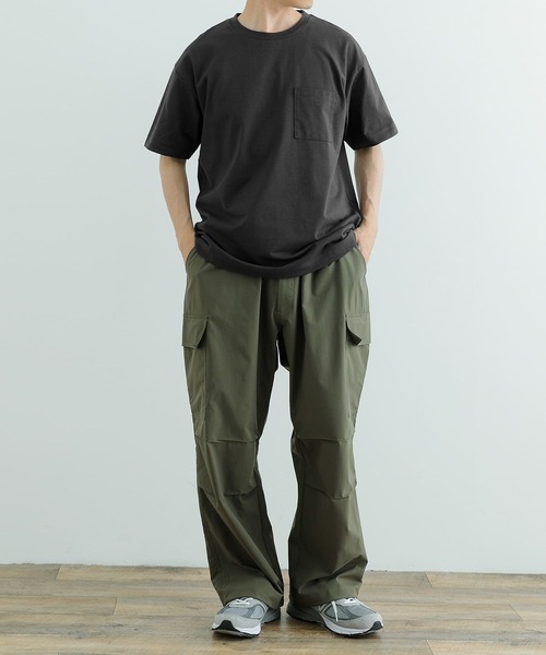 ITEMS URBANRESEARCH(アイテムズ アーバンリサーチ)の「『吸水速乾/イージーケア/UVカット』高機能TC天竺 ポケットTシャツ(Tシャツ/カットソー・メンズ・チャコールグレー/ブルー/グレー系その他/ホワイト・MEDIUM/LARGE)」の11枚目の写真