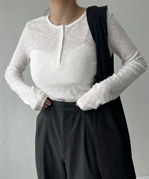 lawgy（ラウジー）の「ruff half button rib t / ルフハーフボタンリブt（Tシャツ/カットソー・レディース・ホワイト/ピンク/ブルー系その他・FREE）」の2枚目の写真