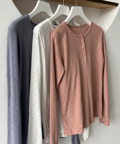 lawgy（ラウジー）の「ruff half button rib t / ルフハーフボタンリブt（Tシャツ/カットソー・レディース・ホワイト/ピンク/ブルー系その他・FREE）」の3枚目の写真