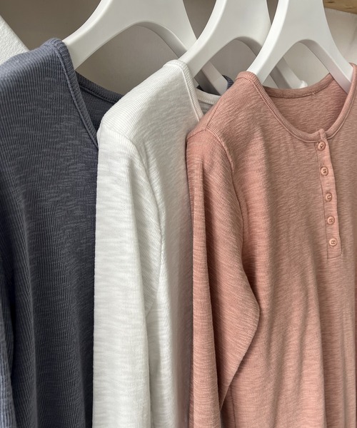 lawgy（ラウジー）の「ruff half button rib t / ルフハーフボタンリブt（Tシャツ/カットソー・レディース・ホワイト/ピンク/ブルー系その他・FREE）」の4枚目の写真