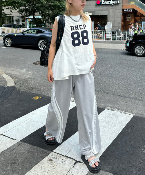 CIAOPANIC（チャオパニック）の「フリルラインワイドトラックパンツ（その他パンツ・レディース・ライトグレー/ブルー/アイボリー・SMALL/MEDIUM）」の9枚目の写真