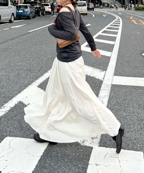 fredy emue（フレディエミュ）の「シルキーレーヨンフレアースカート（スカート・レディース・オフホワイト/ベージュ/ブラック・36/38）」の2枚目の写真