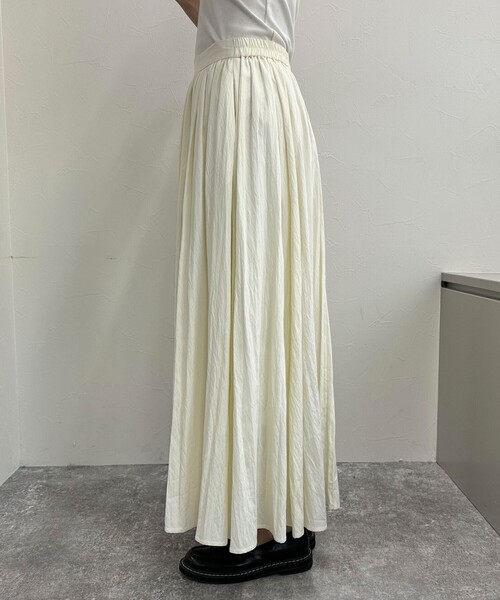fredy emue（フレディエミュ）の「シルキーレーヨンフレアースカート（スカート・レディース・オフホワイト/ベージュ/ブラック・36/38）」の5枚目の写真