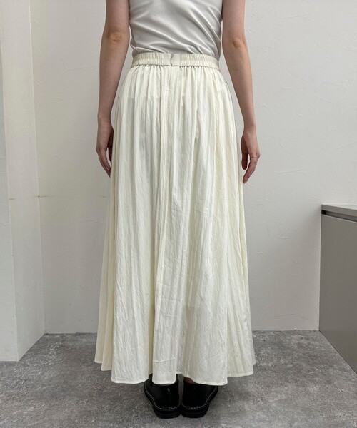 fredy emue（フレディエミュ）の「シルキーレーヨンフレアースカート（スカート・レディース・オフホワイト/ベージュ/ブラック・36/38）」の6枚目の写真