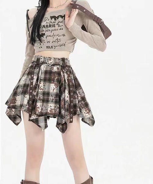 gossip!ロサンゼルス(ゴシップロサンゼルス)の「チェック柄 アシンメトリープリーツミニスカート ベルト付き インナーショーツ一体型 レディース Y2K ストリート(スカート・レディース・モカ/ブラック・S/M)」の15枚目の写真