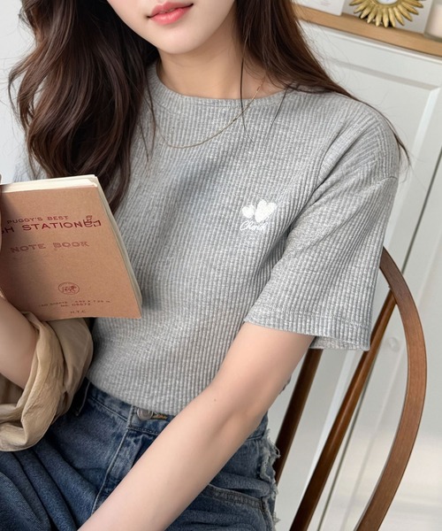 classicalelf(クラシカルエルフ)の「胸元にキュン。ハートサガラ刺繍テレコリブ素材ボートネックTシャツ(半袖)(Tシャツ/カットソー・レディース・チャコール/アイボリー/ブラック/オフホワイト/杢グレー・X-LARGE/SMALL/MEDIUM/LARGE)」の4枚目の写真