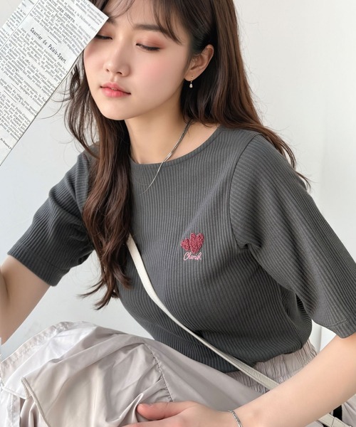 classicalelf(クラシカルエルフ)の「胸元にキュン。ハートサガラ刺繍テレコリブ素材ボートネックTシャツ(半袖)(Tシャツ/カットソー・レディース・チャコール/アイボリー/ブラック/オフホワイト/杢グレー・X-LARGE/SMALL/MEDIUM/LARGE)」の5枚目の写真