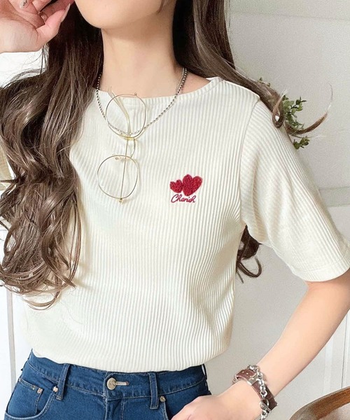 classicalelf(クラシカルエルフ)の「胸元にキュン。ハートサガラ刺繍テレコリブ素材ボートネックTシャツ(半袖)(Tシャツ/カットソー・レディース・チャコール/アイボリー/ブラック/オフホワイト/杢グレー・X-LARGE/SMALL/MEDIUM/LARGE)」の3枚目の写真