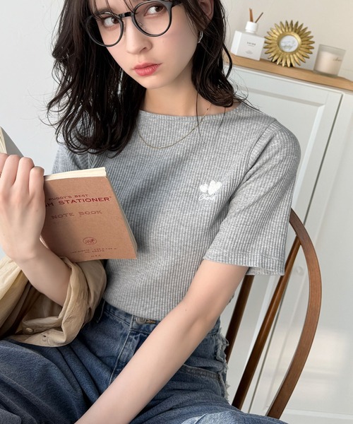 classicalelf(クラシカルエルフ)の「胸元にキュン。ハートサガラ刺繍テレコリブ素材ボートネックTシャツ(半袖)(Tシャツ/カットソー・レディース・チャコール/アイボリー/ブラック/オフホワイト/杢グレー・X-LARGE/SMALL/MEDIUM/LARGE)」の20枚目の写真
