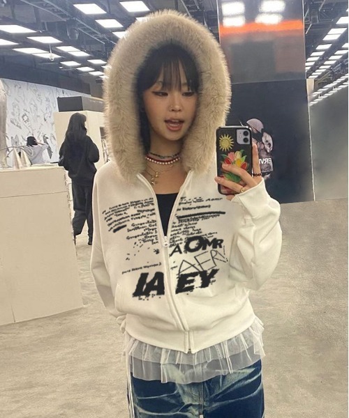 【セール】Y2K 裏起毛エコファーフードレタリングジップパーカー（パーカー）｜gossip！ロサンゼルス（ゴシップロサンゼルス）