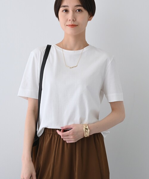 INDIVI（インディヴィ）の「【洗える】シンプルきれいめ無地Tシャツ（Tシャツ/カットソー・レディース・ホワイト/イエロー系その他/サックスブルー/チャコールグレー・38/34/05/15 /13/19）」の2枚目の写真