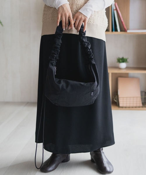 HusHusH（ハッシュアッシュ）の「【新色追加】HusHusH ハッシュアッシュ ギャザーショルダーバッグ（ショルダーバッグ・レディース・ブラック/グレー・フリー）」の4枚目の写真