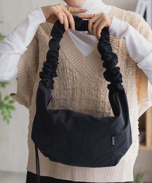 HusHusH（ハッシュアッシュ）の「【新色追加】HusHusH ハッシュアッシュ ギャザーショルダーバッグ（ショルダーバッグ・レディース・ブラック/グレー・フリー）」の7枚目の写真