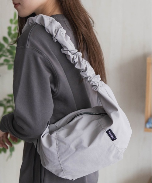 HusHusH（ハッシュアッシュ）の「【新色追加】HusHusH ハッシュアッシュ ギャザーショルダーバッグ（ショルダーバッグ・レディース・ブラック/グレー・フリー）」の8枚目の写真