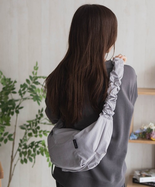 HusHusH（ハッシュアッシュ）の「【新色追加】HusHusH ハッシュアッシュ ギャザーショルダーバッグ（ショルダーバッグ・レディース・ブラック/グレー・フリー）」の10枚目の写真