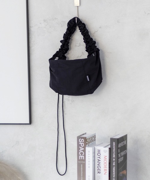 HusHusH（ハッシュアッシュ）の「【新色追加】HusHusH ハッシュアッシュ ギャザーショルダーバッグ（ショルダーバッグ・レディース・ブラック/グレー・フリー）」の12枚目の写真