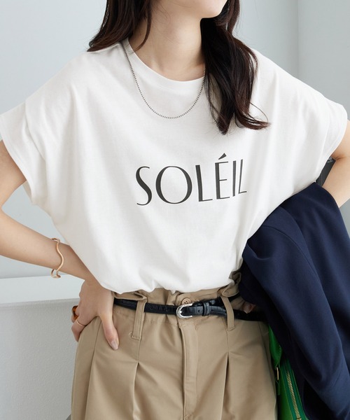 alotta(アロッタ)の「【接触冷感】脱普通!すっきり見え大人の上品見えTシャツ(Tシャツ/カットソー・レディース・ホワイト/ブラック/オリーブ/チャコール/ダークブルー/イエロー/グレー系その他/ホワイト系1/オリーブ系1・L/M/5L/4L/3L/LL)」の1枚目の写真