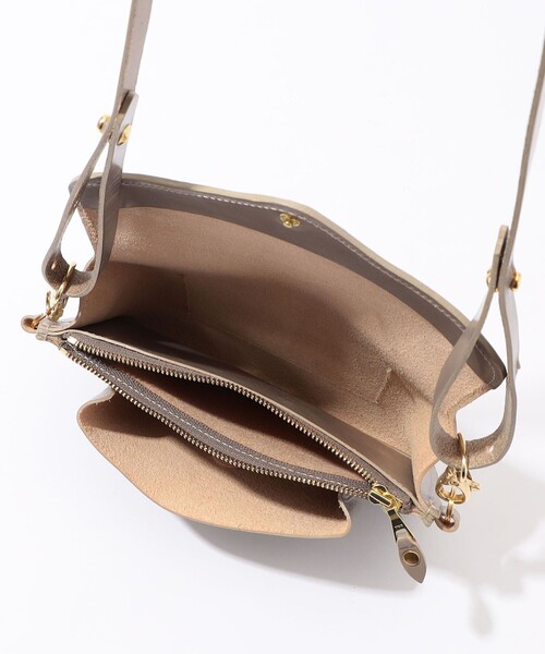 TOMORROWLAND （トゥモローランド）の「GLENROYAL ブライドルレザー ショルダーミニバッグ（ショルダーバッグ・メンズ・ブラック/グレイッシュベージュ/ブラウン/グリーン/パープル・FREE）」の16枚目の写真