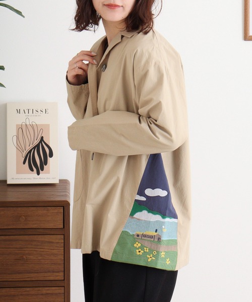 Emago(イマゴ)の「EMAGO 街並みパッチワーク刺繍ジャケット(テーラードジャケット・レディース・ベージュ/ブラック/カーキ・FREE)」の3枚目の写真