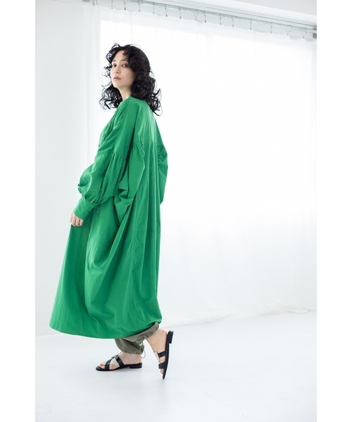 OSMOSIS(オズモーシス)の「ギャザーコクーンワンピース(ワンピース・レディース・グリーン/チャコール/ライトベージュ・ONE SIZE)」の5枚目の写真