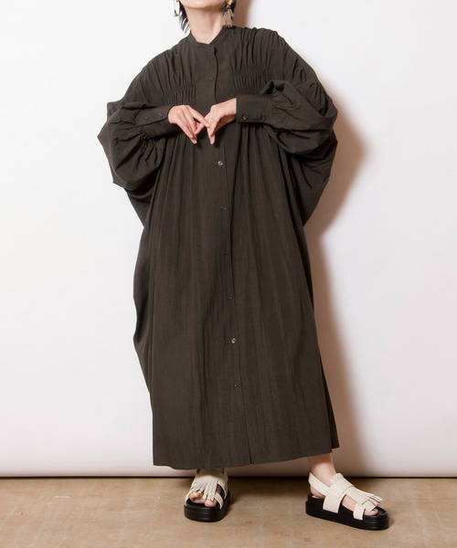 OSMOSIS(オズモーシス)の「ギャザーコクーンワンピース(ワンピース・レディース・グリーン/チャコール/ライトベージュ・ONE SIZE)」の12枚目の写真