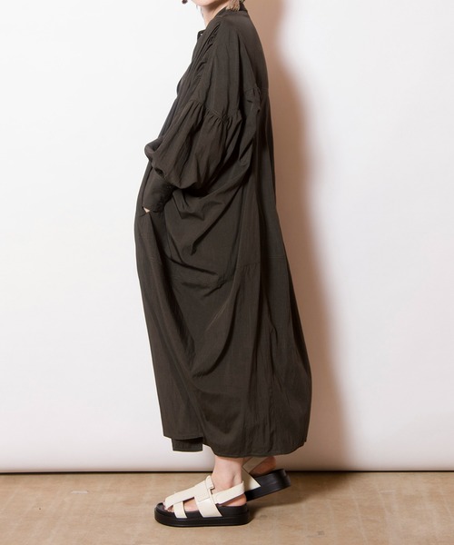 OSMOSIS(オズモーシス)の「ギャザーコクーンワンピース(ワンピース・レディース・グリーン/チャコール/ライトベージュ・ONE SIZE)」の14枚目の写真